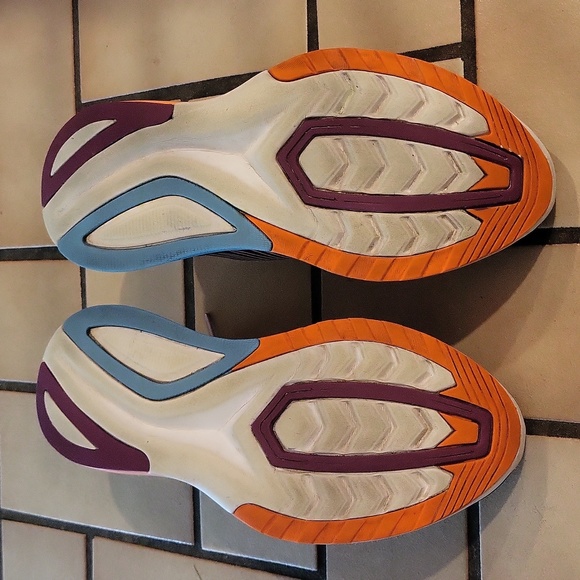 Saucony Endorphin with Speedroll Technology. Excellent condition! Dark color 🖤 - Picture 5 of 8